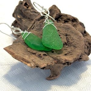 😍🌈😍🌈 LynneAnn’s Trinkets Genuine Kelly Green Hand Drilled Sea Glass Earrings